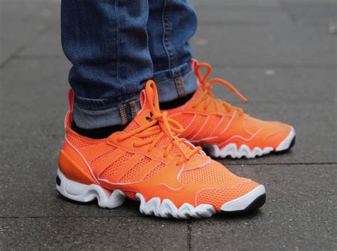 adidas schuhe neon orange schlange vor psycho treppe